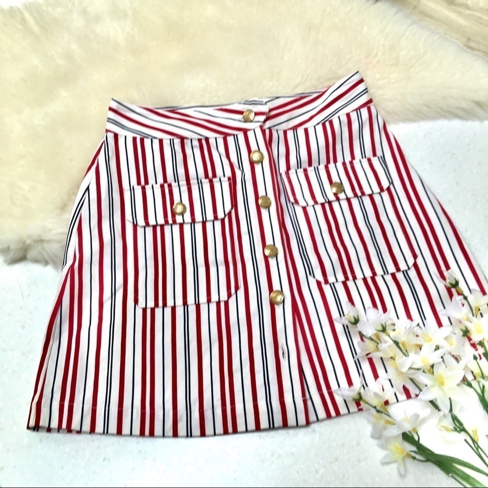Super sweet VINTAGE mini skirt with gold detailing